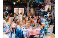 Feest mee met Mamma Mia! The Party in Londen tijdens een 3-, 4-, of 5 daags verbl