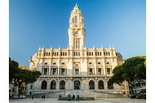 Geniet van het uitzicht over de stad Porto en de levendige sfeer van Ave